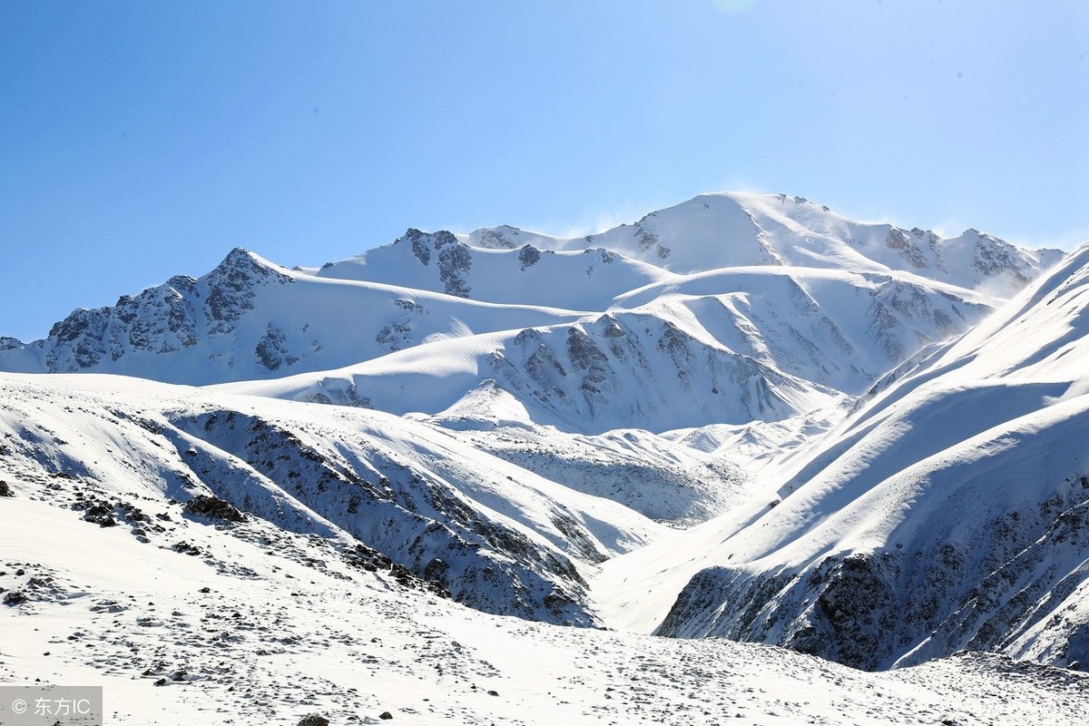 梅里雪山巍峨的雪山插入展覽的天空,雄偉壯觀.