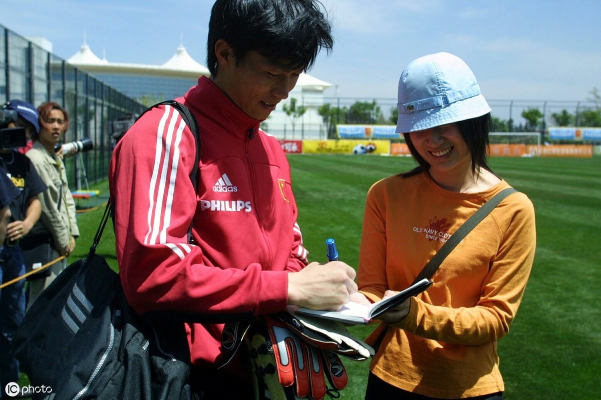 96年国足对荷兰(孰强孰弱：回首2001年十强赛中国后防核心阵容，根宝印记牢固)