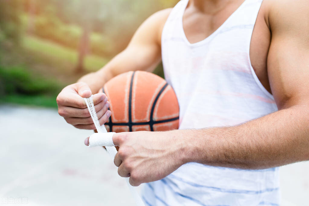 打篮球跳多了膝盖疼怎么办(篮球运动中常见的运动损伤有哪些？损伤后怎么处理？医生告诉你)