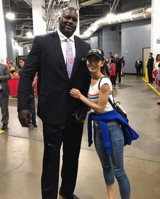 nba女记者都有哪些(被赞“日本超美女记者”，她靠蜂腰翘臀走红，直言更喜欢黑人球员)