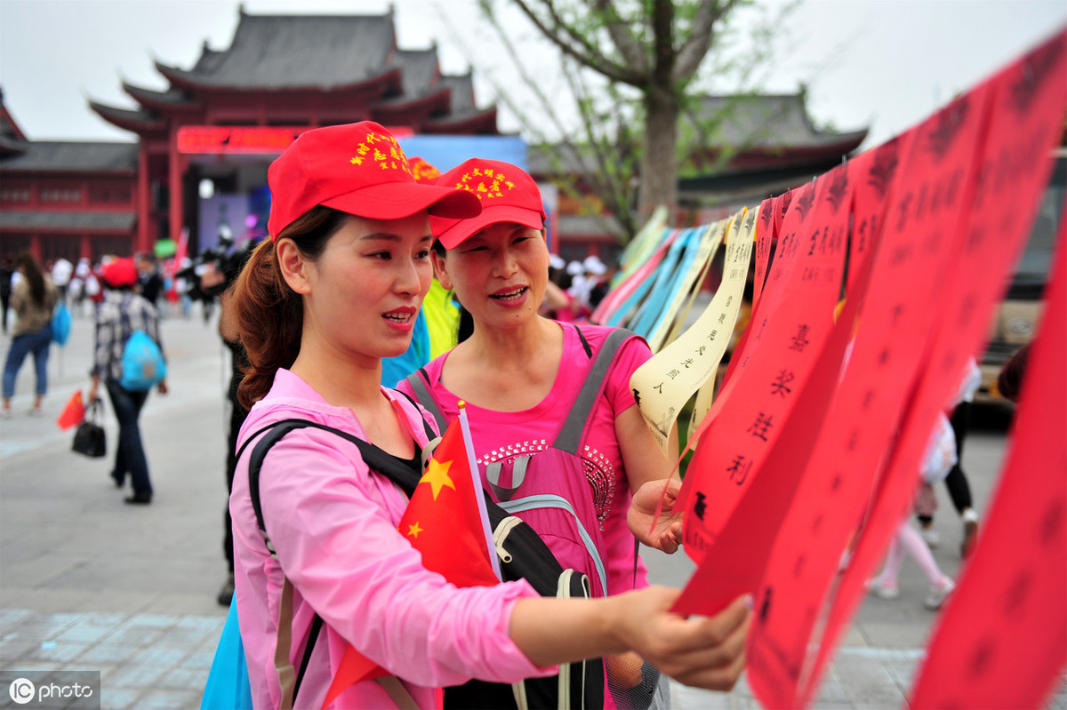 错误的谜语：前仆后继（打一成语）。原解释出错