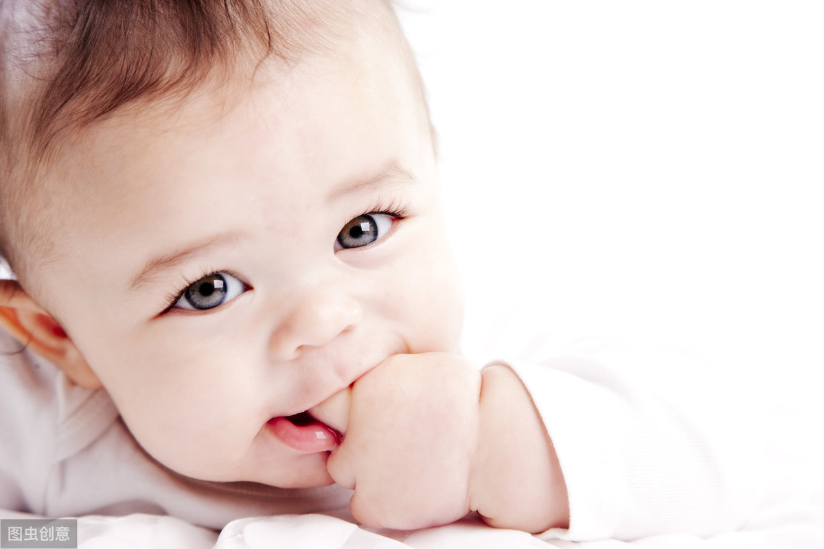 3个月婴儿喜欢咬下嘴唇（吮手指）-幼儿百科-魔术铺