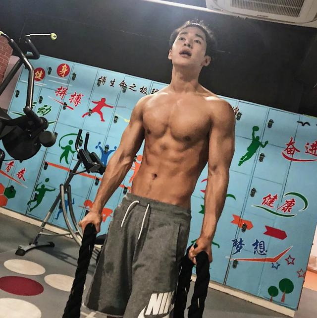 31歲劉憲華為電影瘋狂健身，增肌6公斤後，成了肌肉猛男