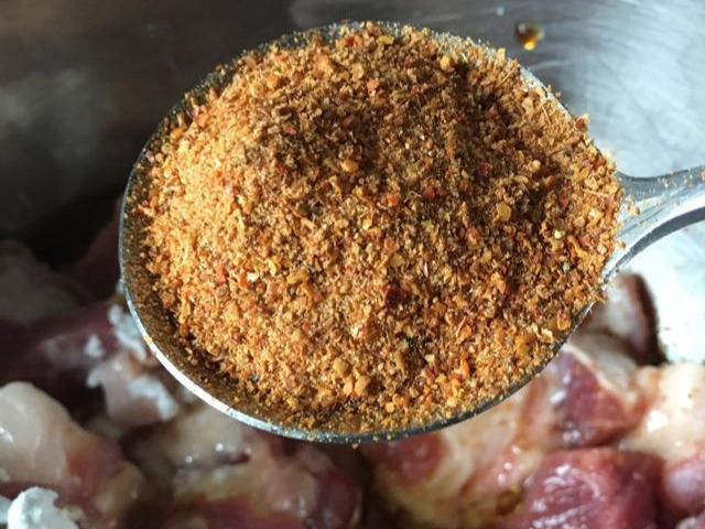 羊肉串怎么腌制，烤出来才好吃？教你一个商用配方，用料精确到克
