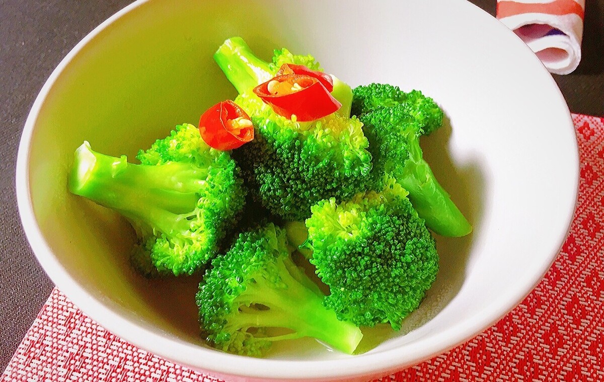 水煮西兰花要煮多久（牢记这3步西兰花煮的翠绿诱人）