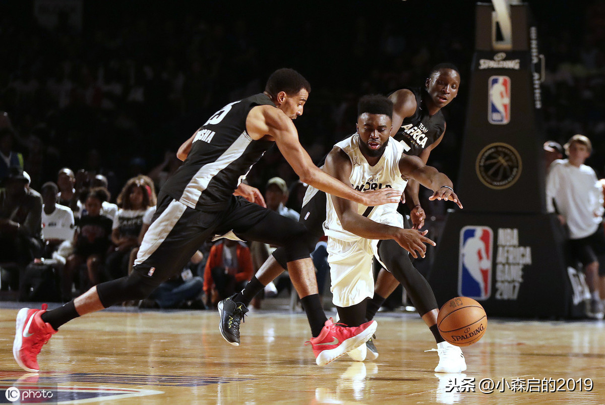 为什么nba的球场是木板(篮球馆木地板的故事：揭秘NBA硬木球场)