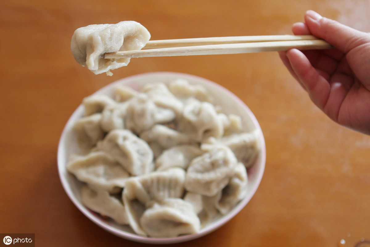 芹菜饺子芹菜用焯水吗（鲜香美味芹菜猪肉馅饺子的做法）