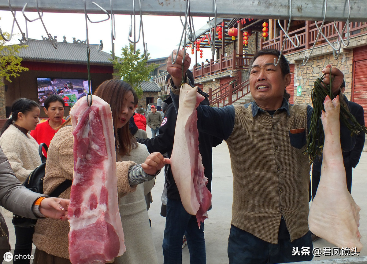 猪肉价格回落 湖北宜昌一景区年猪节猪肉售价最高30元一斤