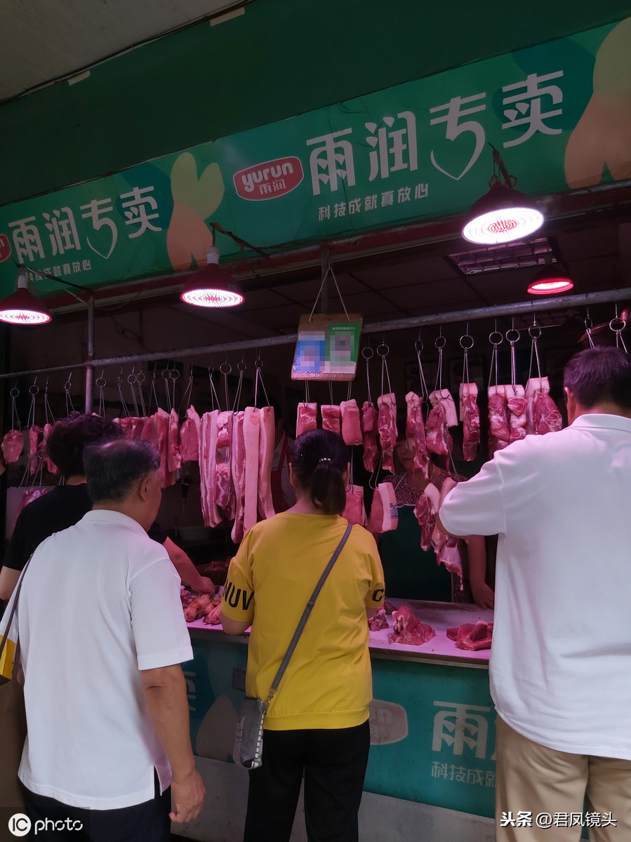 湖北宜昌：猪肉价格高涨 排骨瘦肉30元一斤 销售依然红火