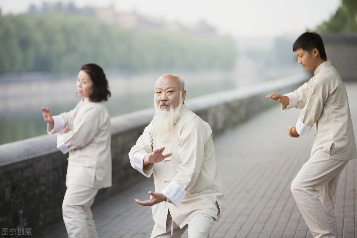 老年人应该怎么样快乐生活(人到老年，如何让自己越活越快乐舒心，听听这6位老人怎么说)