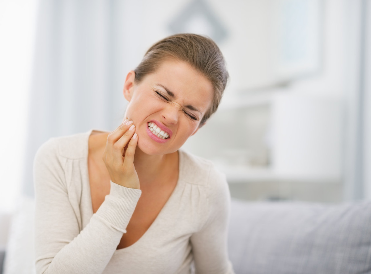 为何口腔内会出现牙肉肿痛？揪出了6个关键病因，看看你有没有