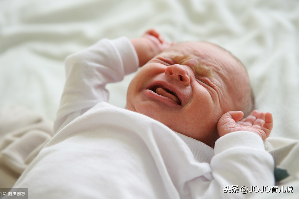 宝宝睡觉时举手踢腿是缺钙？4招解决婴儿惊跳反射，改善放床就哭