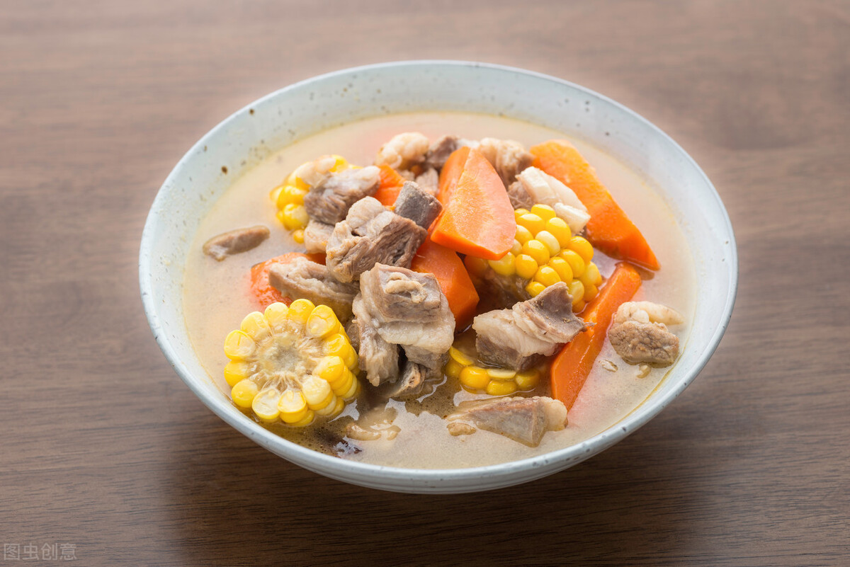 玉米胡萝卜排骨汤，营养丰富好吸收，香甜入味的美食，做法很简单