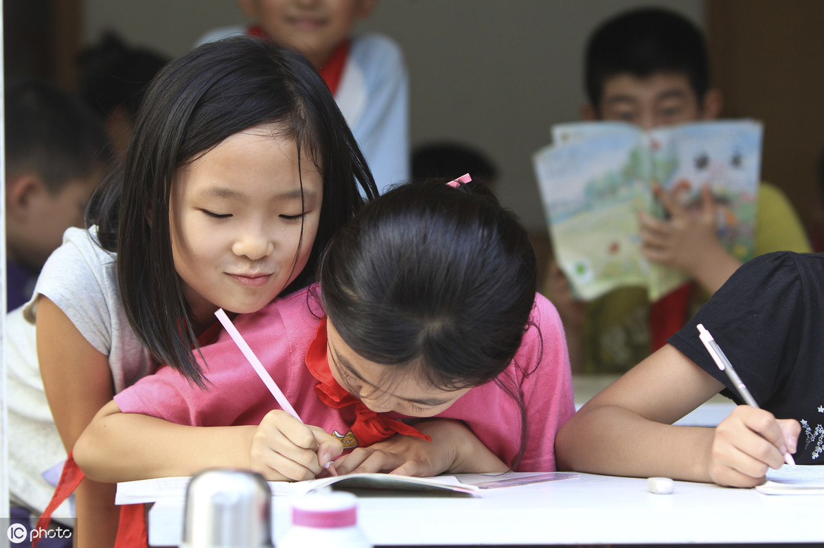 中三班口号视频完整(幼儿园喊口号，老师话筒一递，家长脸都黑了)