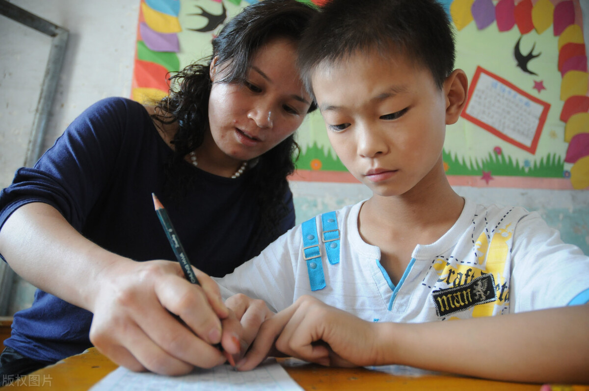 教师笔记一年级学生预习《金木水火土》读对儿歌，学写字
