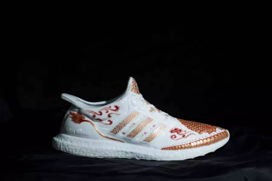 龙马的网球鞋(融合中国工艺和马拉松精神，Ultra Boost 变身 “麒麟战靴”！)