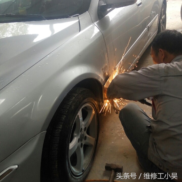 汽车车身出现了一个洞，钣金喷漆师傅的这种修补技术值得称赞！