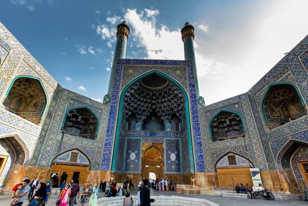 伊玛目清真寺,位于伊玛目广场的南侧,是波斯建筑的典范和世界最美的