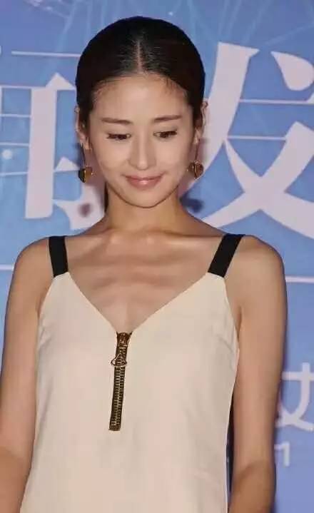 这几天热传的一组颖儿照片,隐隐看出这可是有"排骨胸"啊!