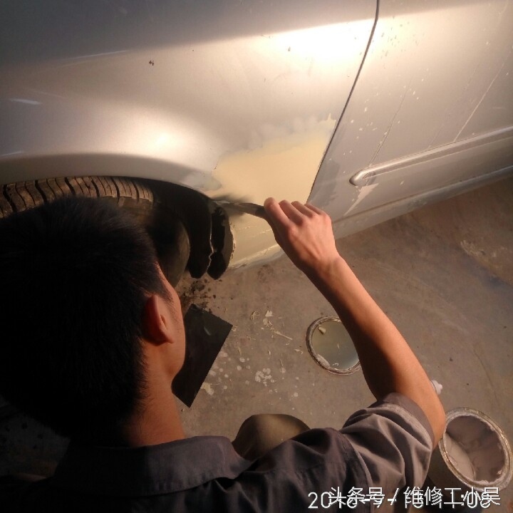 汽车车身出现了一个洞，钣金喷漆师傅的这种修补技术值得称赞！