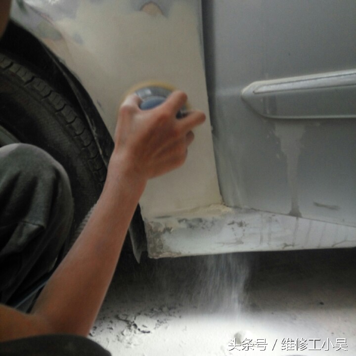 汽车车身出现了一个洞，钣金喷漆师傅的这种修补技术值得称赞！