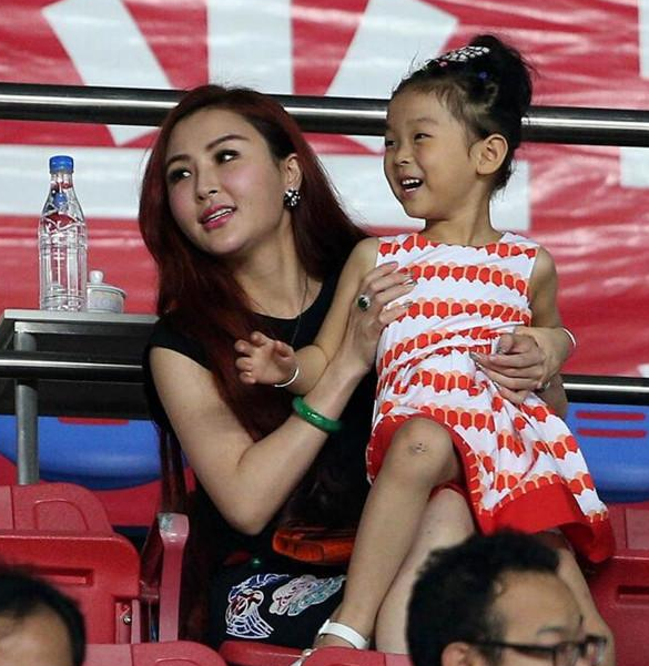 世界杯足球球星太太团(国足太太团大比拼:任航吴曦钟爱大学生,武磊抱