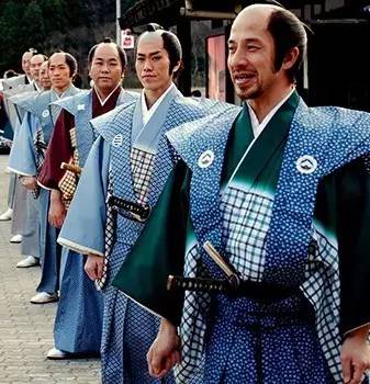 穿"裃"的吃瓜武士/指日本江户时代武士的礼服,非武士阶层的市民也常