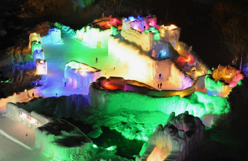 北海道冰与光的幻想曲：温泉の狂欢