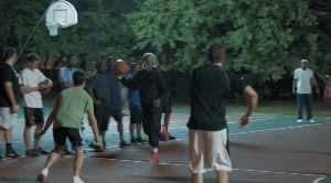 篮球的二次运球和走步是什么(怎样判断翻腕)