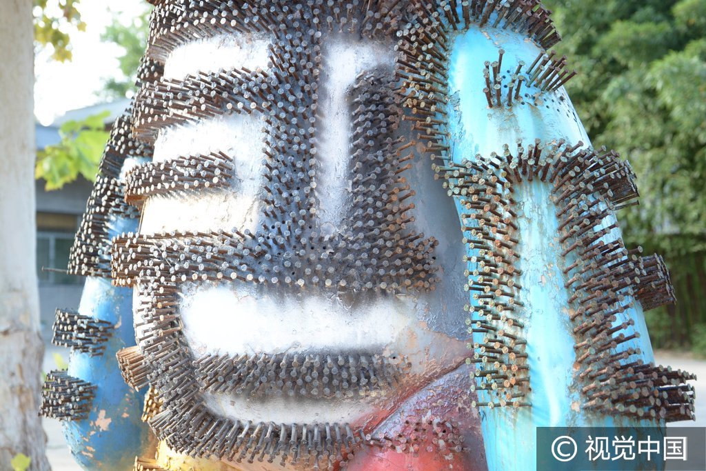 济南一高校现奇葩卡通身上插满钢钉，密恐症患者慎入！ - 标件库