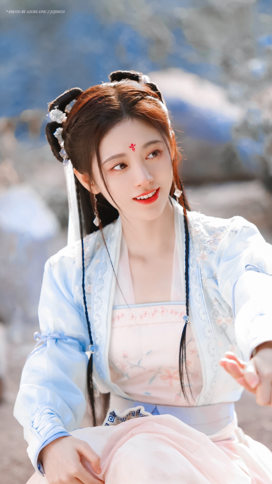 蓝色系的鞠婧祎