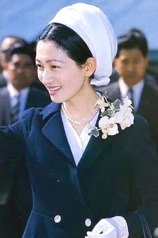 美智子：日本最美平民皇后，晚年坦言没爱过天皇，拒绝与天皇合葬