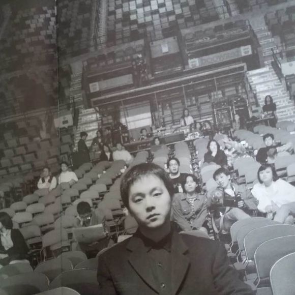 被媒体拍到和一男子同住四合院,这正是知名乐队黑豹的主唱——窦唯