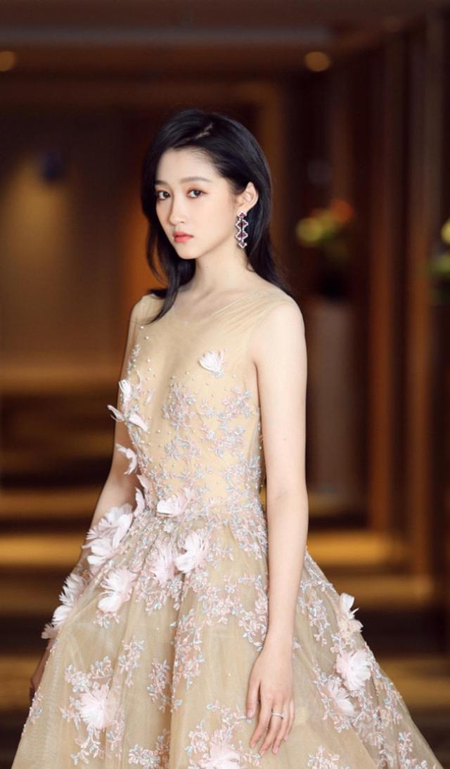 娱乐圈的水有多深？明星咖位决定红毯待遇，杨紫、鞠婧祎差距太大