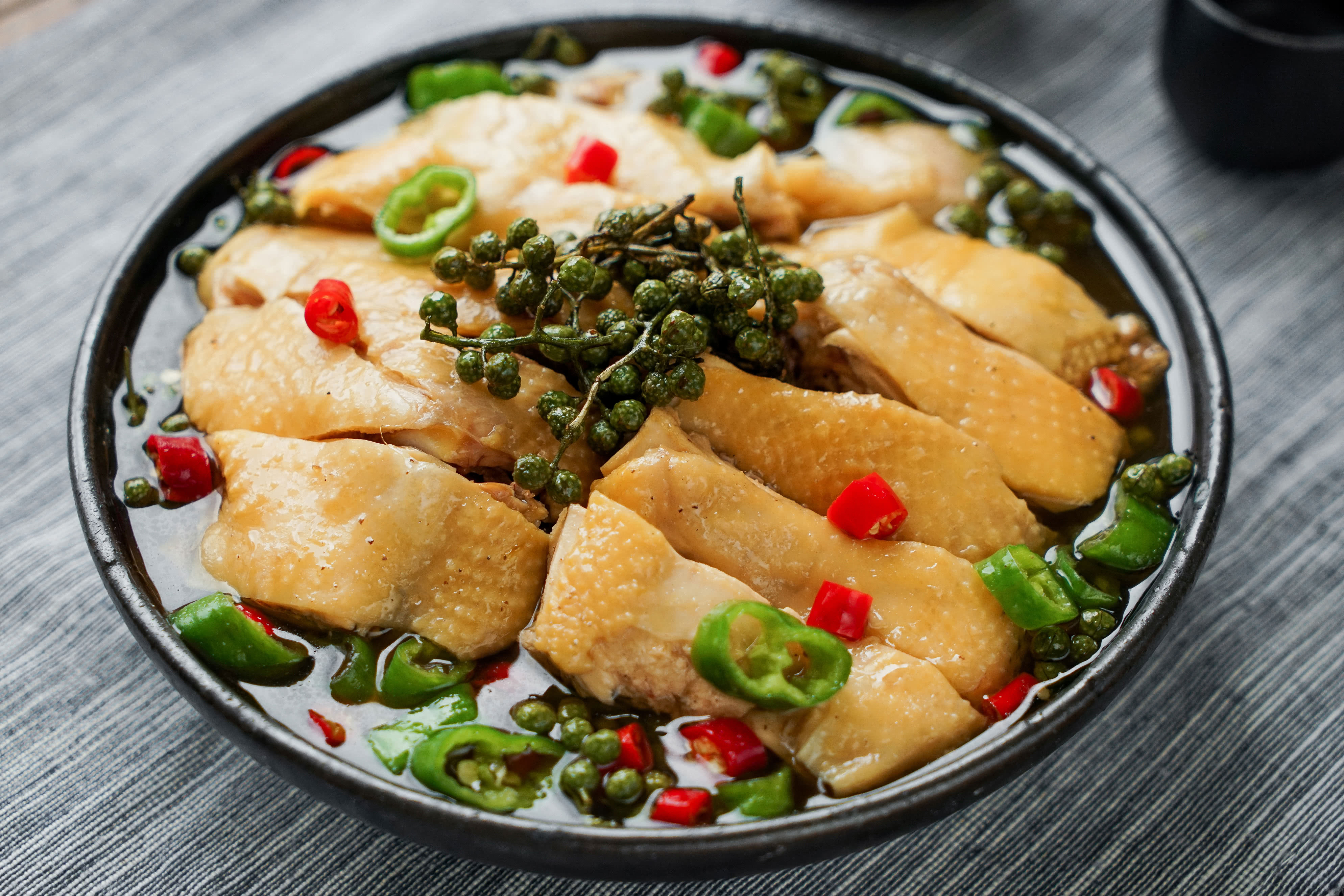 藤椒鸡是藤椒系列的代表美食,产品色彩无比鲜亮,鸡肉嫩白,鸡皮橙黄