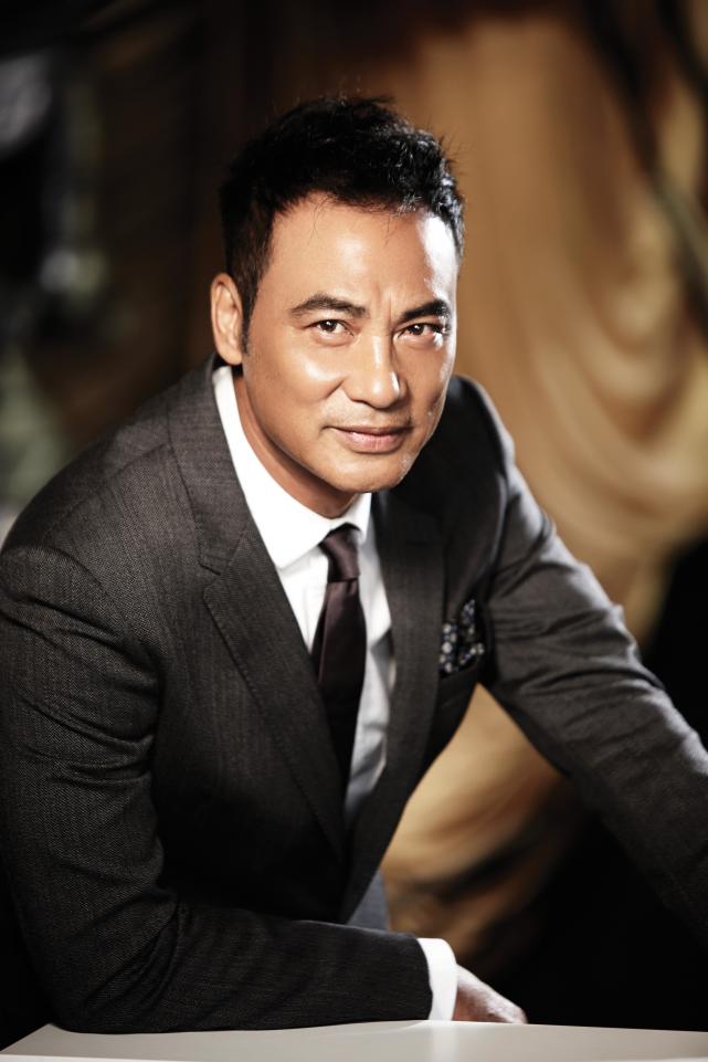 周润发:万梓良敬酒,朱老大站起来骂他,拍完工作人员叫他大哥