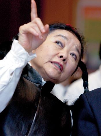 "百亿富婆"龚如心:身家400亿,200栋楼6700个车位,却疯癫半生