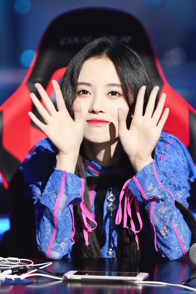 蓝色系的鞠婧祎