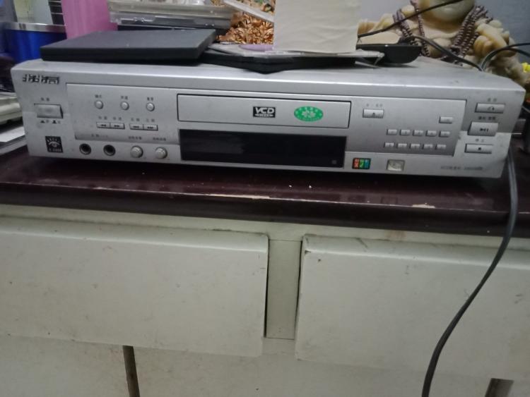 后来随着技术的发展出现了dvd,再后来随着有线的出现,vcd和dvd慢慢的