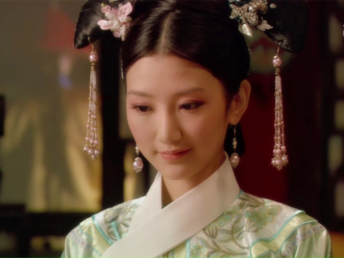 在这年里她的事业终于有了点起色,拍摄的《甄嬛传》大火