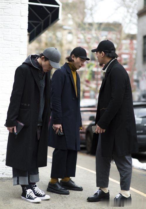 皮肤较(jiao)黑的男士适合穿什么颜色(se)的衣服（皮肤较黑的男士(shi)适合穿什么颜色的衣服呢）-第12张(zhang)图片-大连信息网