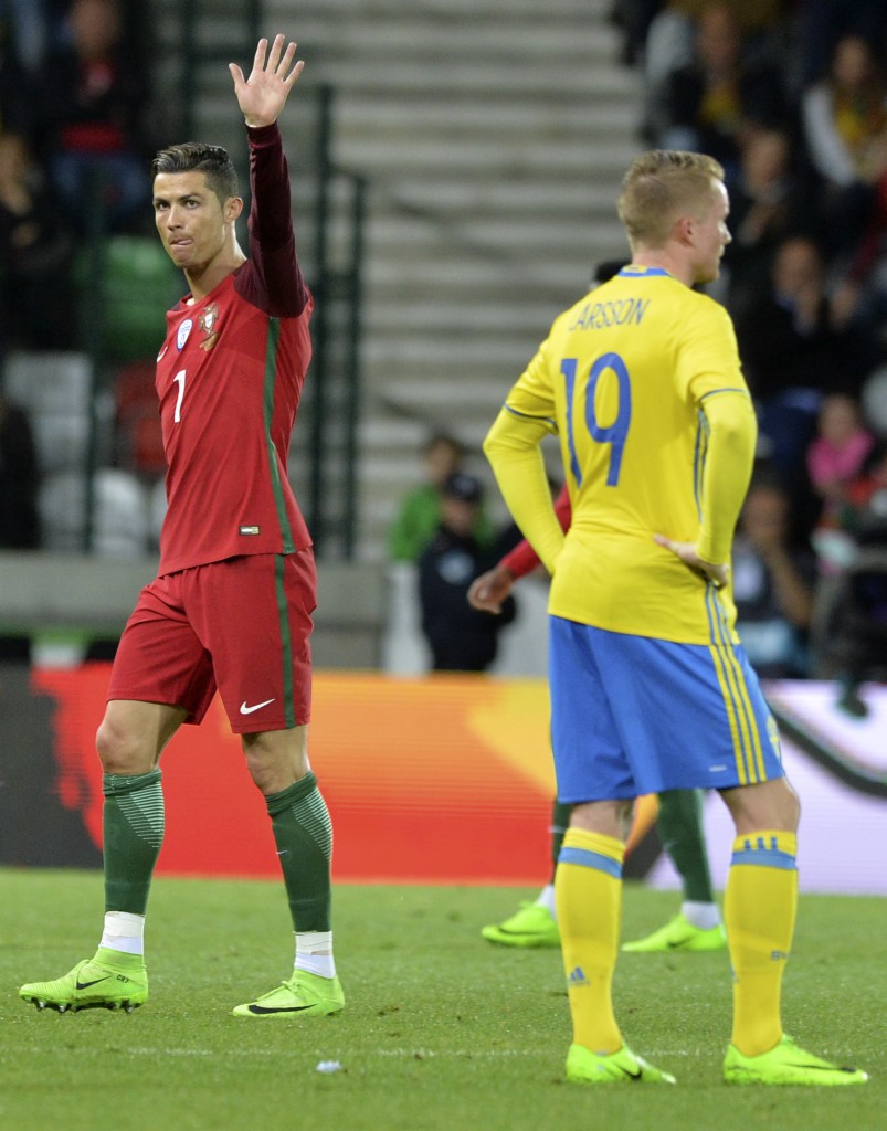 足球——友谊赛：葡萄牙不敌瑞典