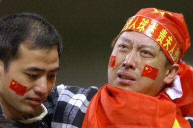 悲情！中国球迷最经典的一个镜头 就是国足0:1输韩国时留下的