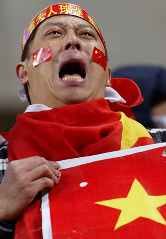 悲情！中国球迷最经典的一个镜头 就是国足0:1输韩国时留下的