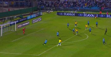 保利尼奥帽子戏法内马尔破门 巴西世预赛4-1逆转乌拉圭领跑