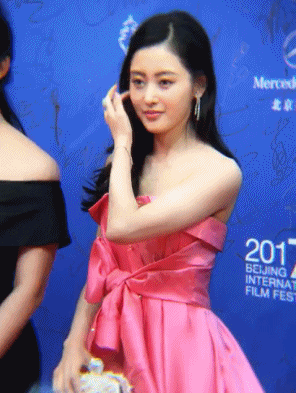 娱乐圈的水有多深？明星咖位决定红毯待遇，杨紫、鞠婧祎差距太大