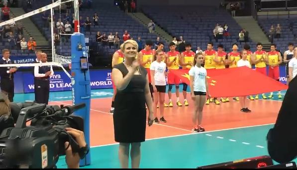 致敬中国！芬兰女孩苦练中国国歌 男排比赛前献天籁之音