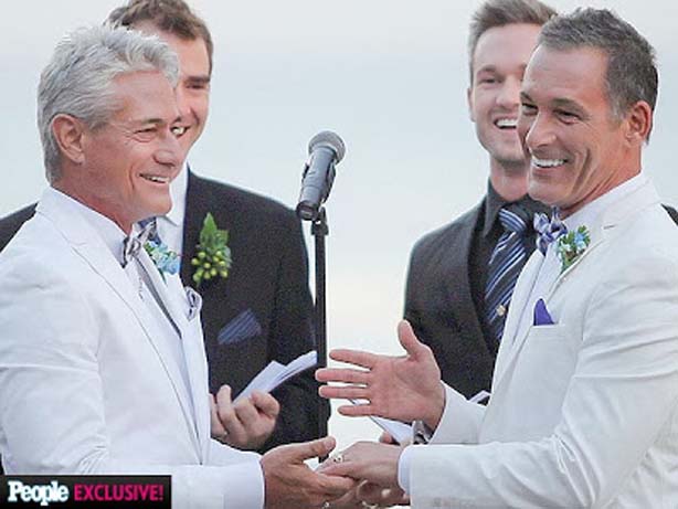 他是公认的跳水王子，不幸感染艾滋病，53岁与同性男友结婚