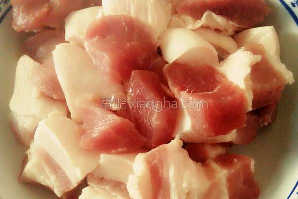 猪肉炖土豆可是道美食，美味又养生，做法很简单