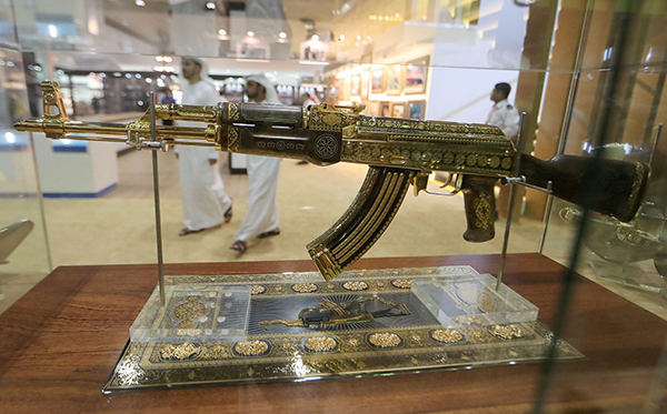 环球｜传奇步枪AK-47诞生70年，俄罗斯立世界枪王铜像